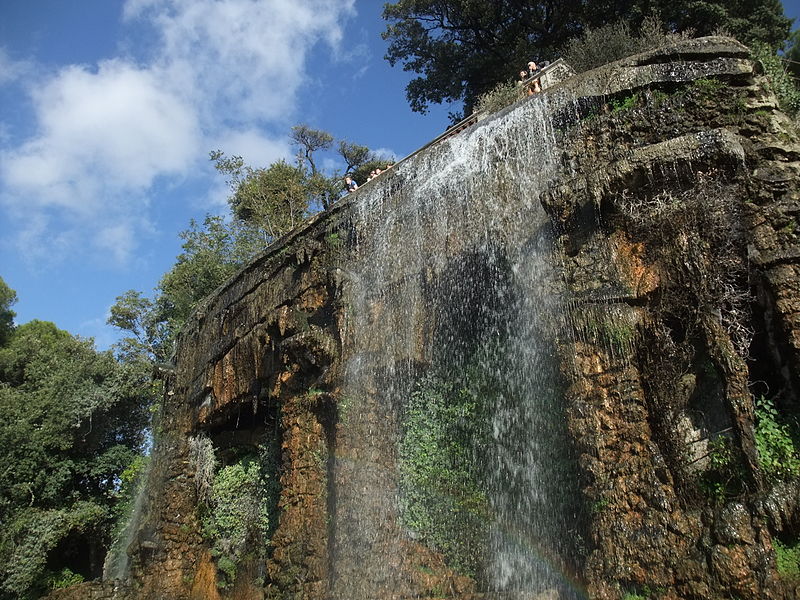 800px-colline_du_chateau_waterfall