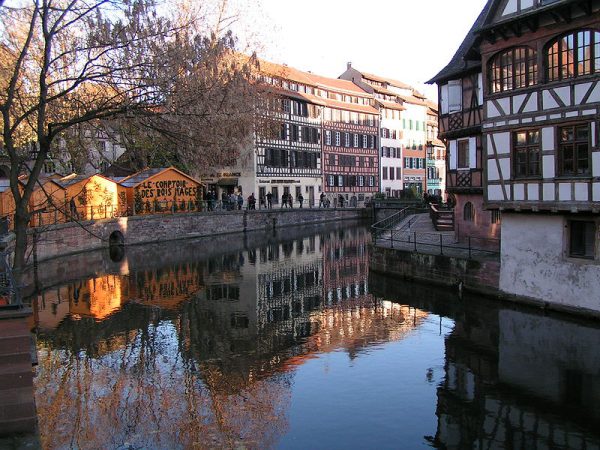 800px-Straßburg_Weihnachtsmarkt_Petite_France