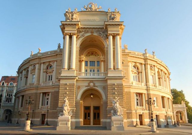 Front_view_of_Odessa_opera_theater